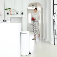 Мусорный бак с педалью 40 л Brabantia Flat Back белый - 4 фото