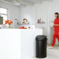 Мусорный бак 60 л Brabantia Touch Bin черный - 4 фото