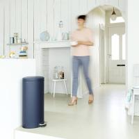 Мусорный бак с педалью 30 л Brabantia Flat Back синий - 5 фото