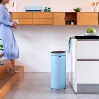 Ведро для мусора 30 л Brabantia Touch Bin голубое - 6 фото