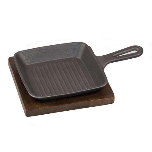Сковородка алюминиевая черная (15.5*15.5*2,5 см) для подачи на деревянной подставке, P.L
