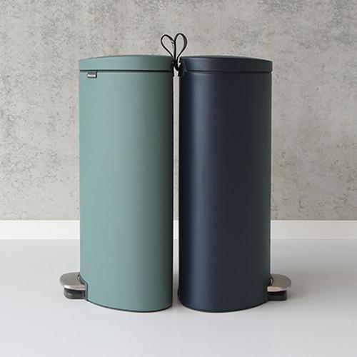 Мусорный бак с педалью 30 л Brabantia Flat Back зеленый