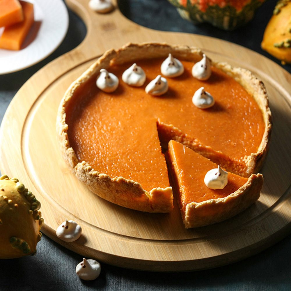 Классический тыквенный пирог. Тыквенный пирог Pumpkin pie. Тыквенный пирог на Хэллоуин. Американский тыквенный пирог. Тыквенный пирог полосатый.