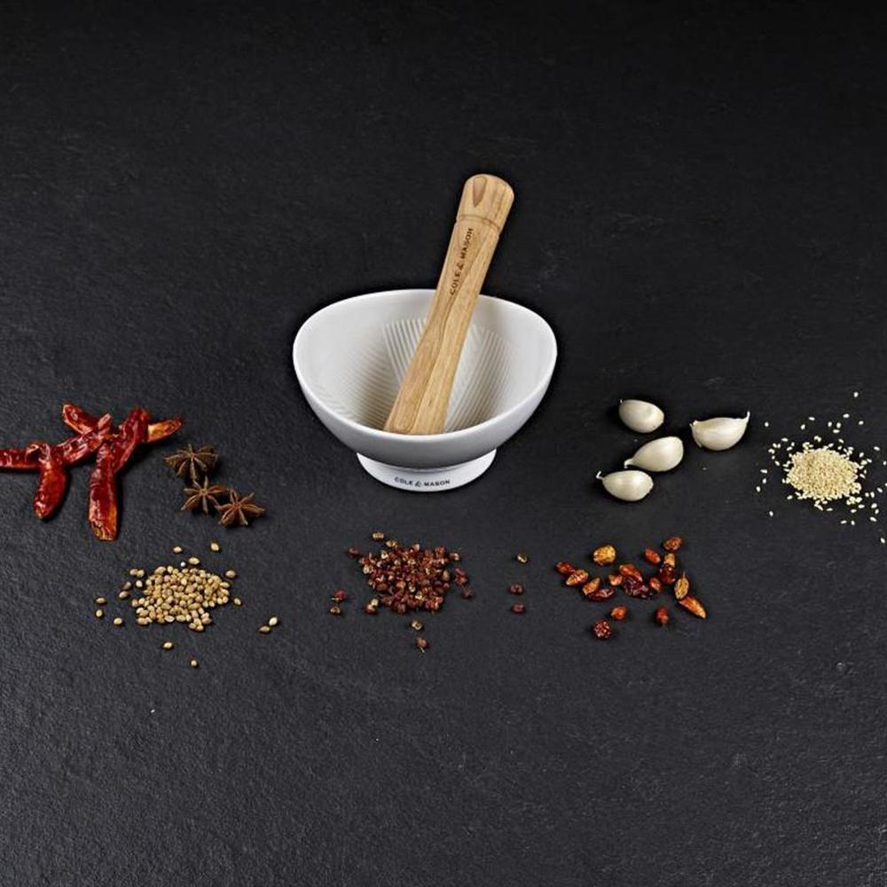 Ступка с пестиком Suribachi 18х17 см Cole & Mason Herbs & Spices белая - 6 фото